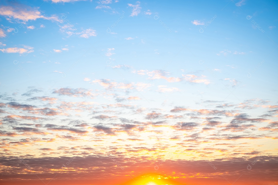 O nascer do sol é decorado com nuvens em vários formatos