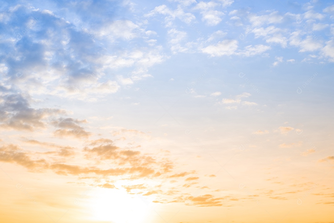 O nascer do sol é decorado com nuvens em vários formatos