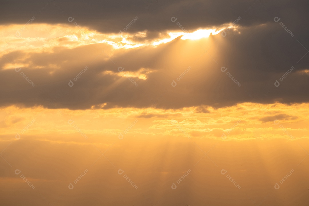 O nascer do sol é decorado com nuvens em vários formatos