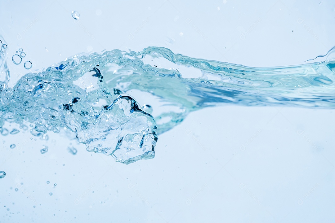 Respingos de água isolados no fundo branco