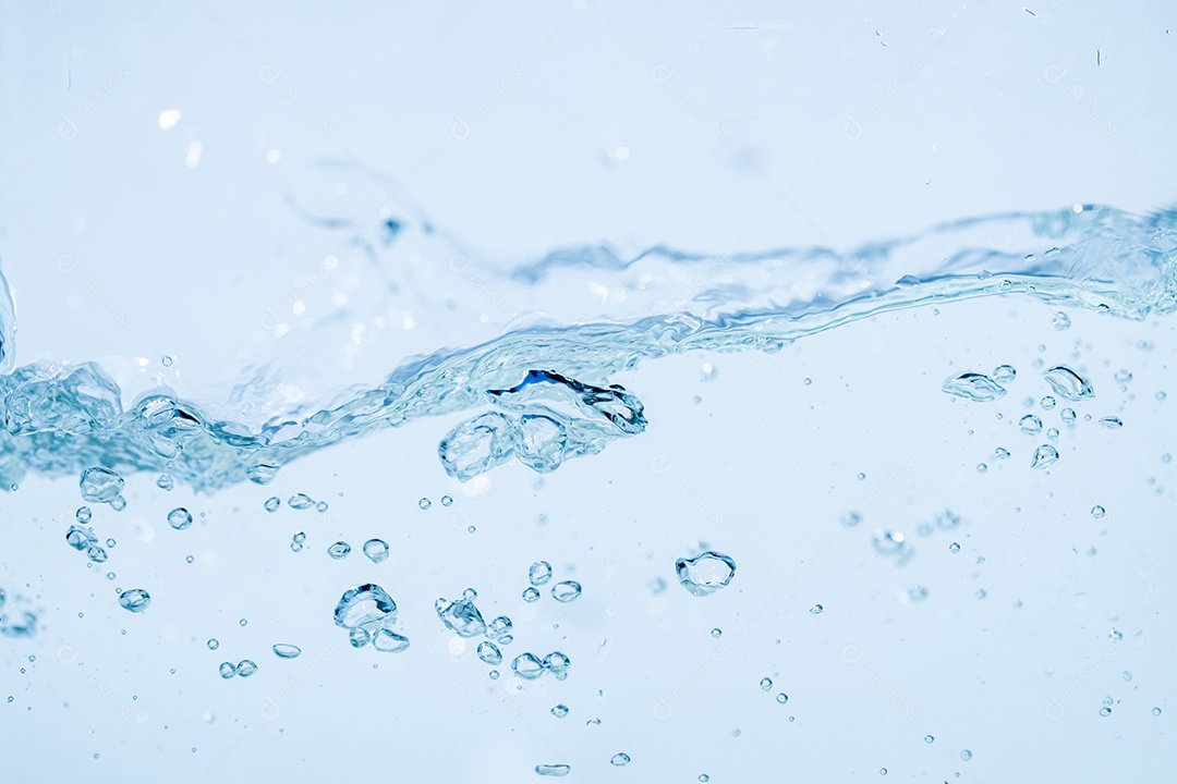 Respingos de água isolados no fundo branco