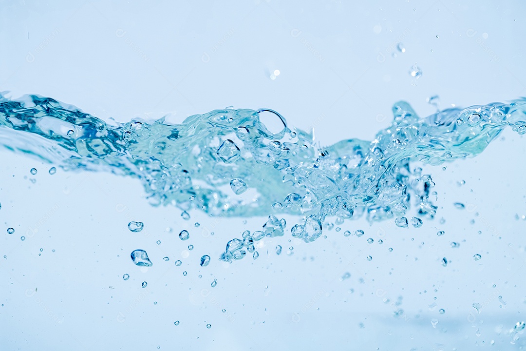 Respingos de água isolados no fundo branco