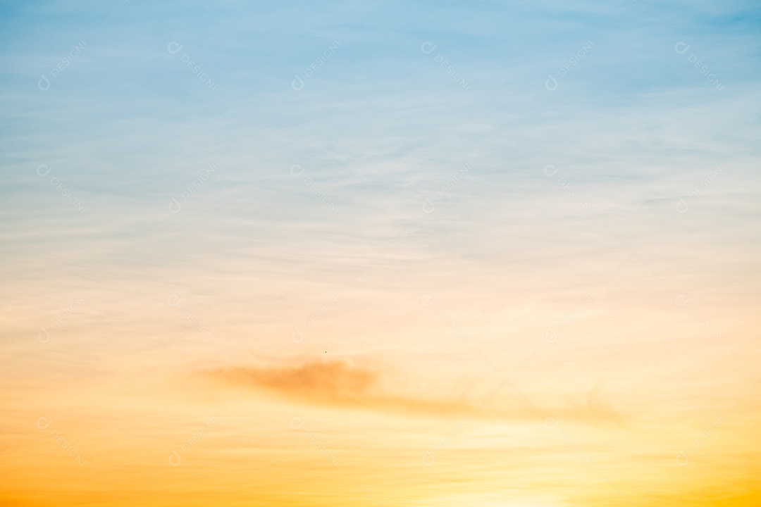 O nascer do sol é decorado com nuvens em vários formatos