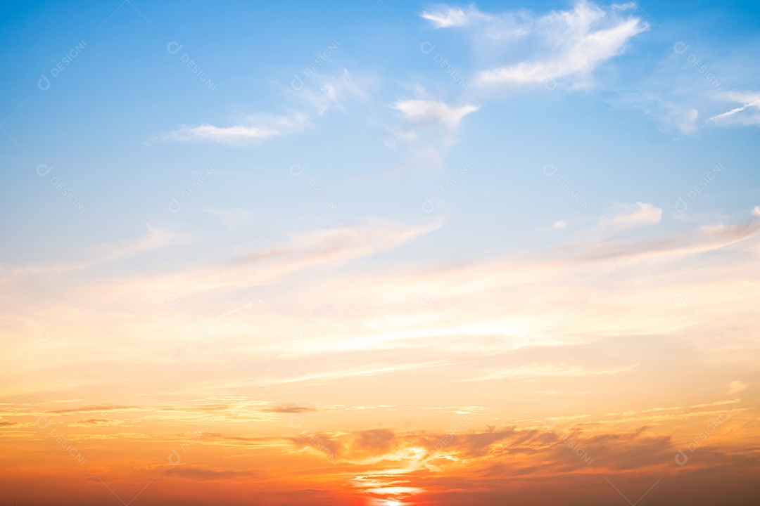 O nascer do sol é decorado com nuvens em vários formatos