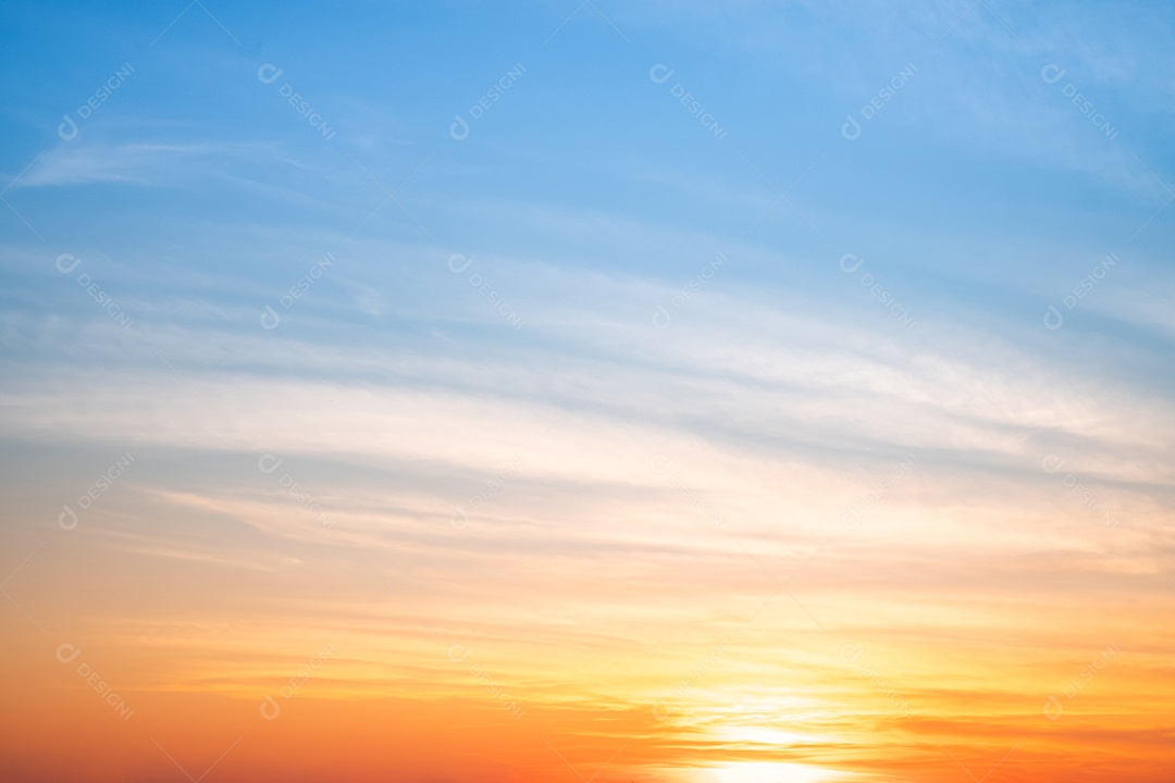 O nascer do sol é decorado com nuvens em vários formatos