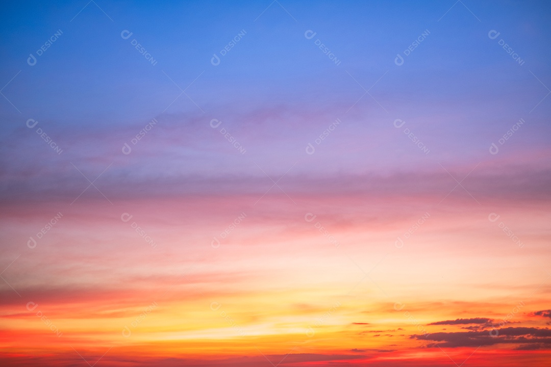 O nascer do sol é decorado com nuvens em vários formatos