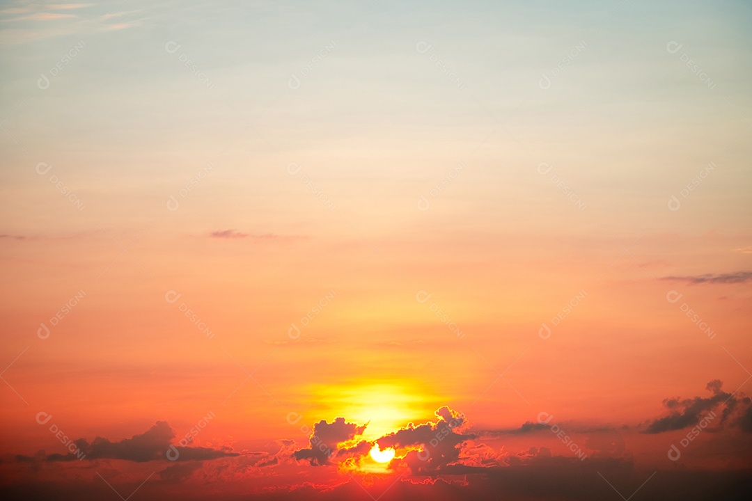 O nascer do sol é decorado com nuvens em vários formatos