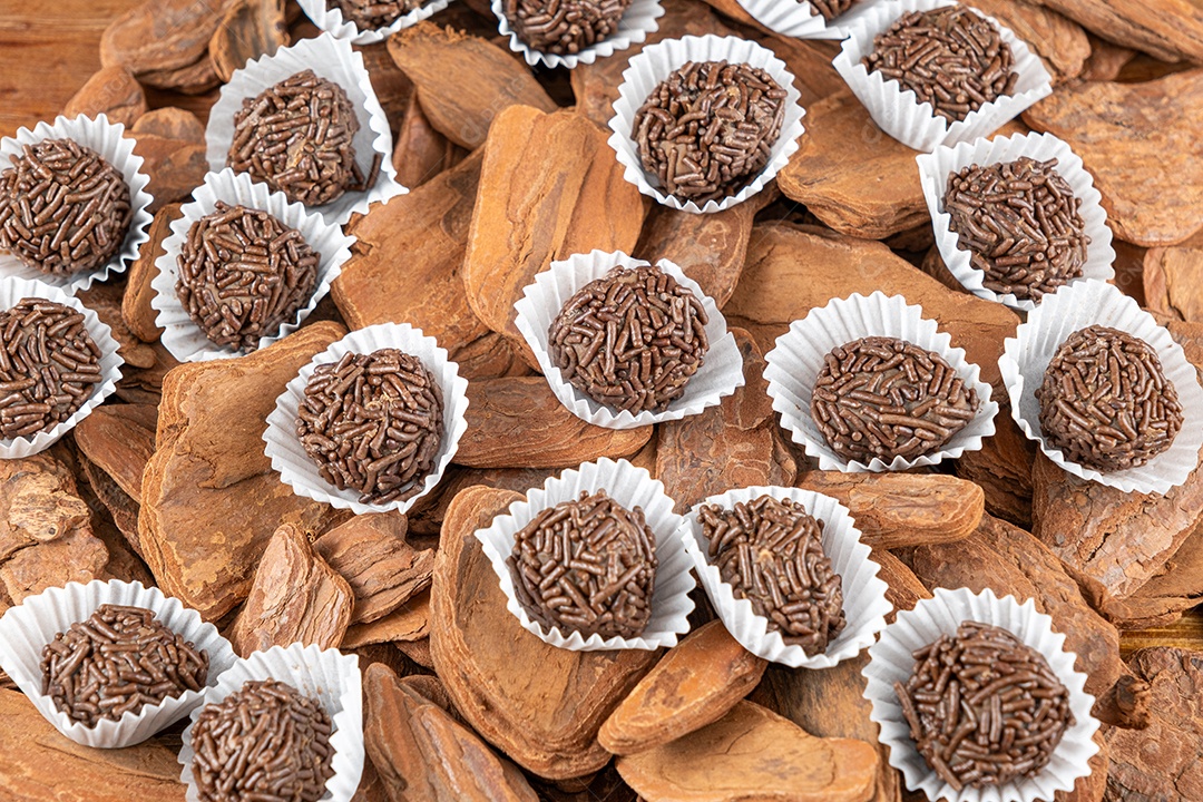 Trufas de chocolate brasileira em pequenas placas de madeira