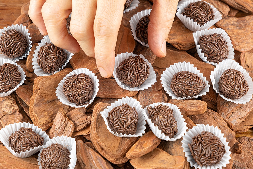 Trufas de chocolate brasileira em pequenas placas de madeira