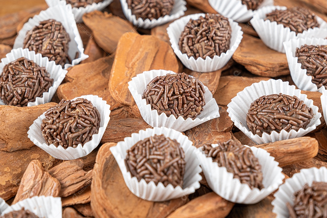 Trufa de chocolate brasileira em pequenas placas de madeira