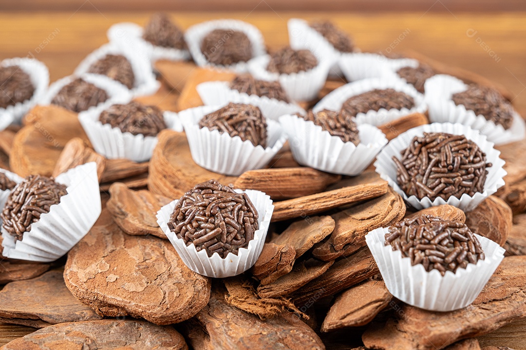 Trufa de chocolate brasileira em pequenas placas de madeira