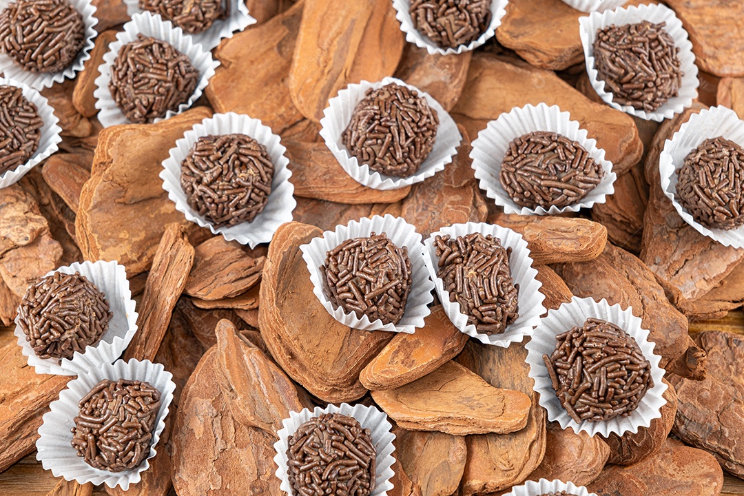 Trufa de chocolate brasileira em pequenas placas de madeira