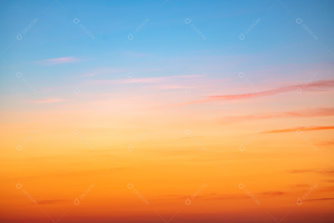 O nascer do sol é decorado com nuvens em vários formatos