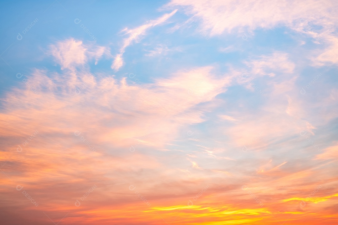 O nascer do sol é decorado com nuvens em vários formatos
