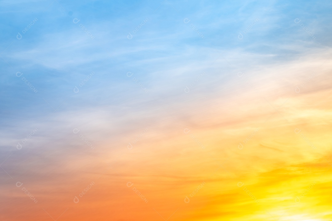 O nascer do sol é decorado com nuvens em vários formatos