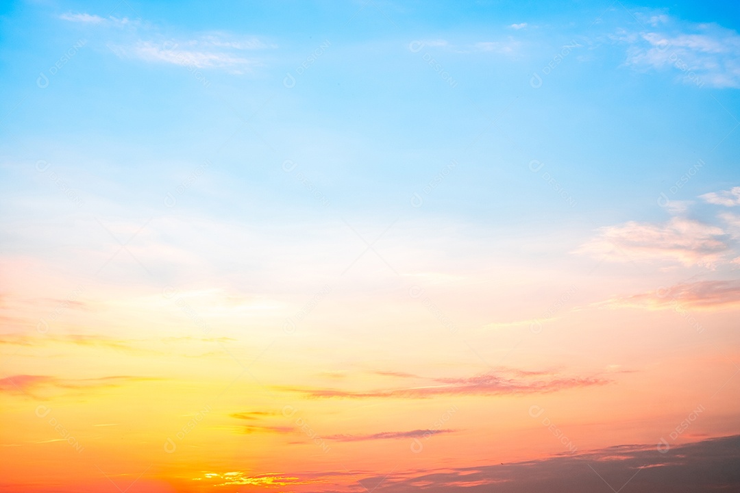 O nascer do sol é decorado com nuvens em vários formatos