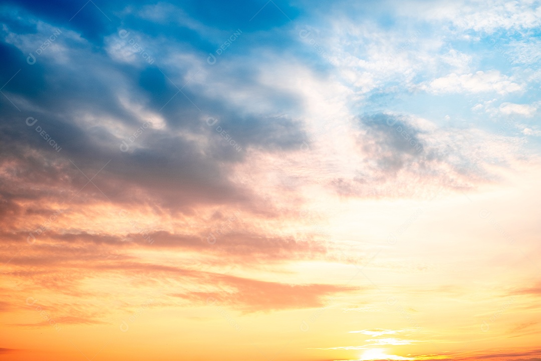 O nascer do sol é decorado com nuvens em vários formatos