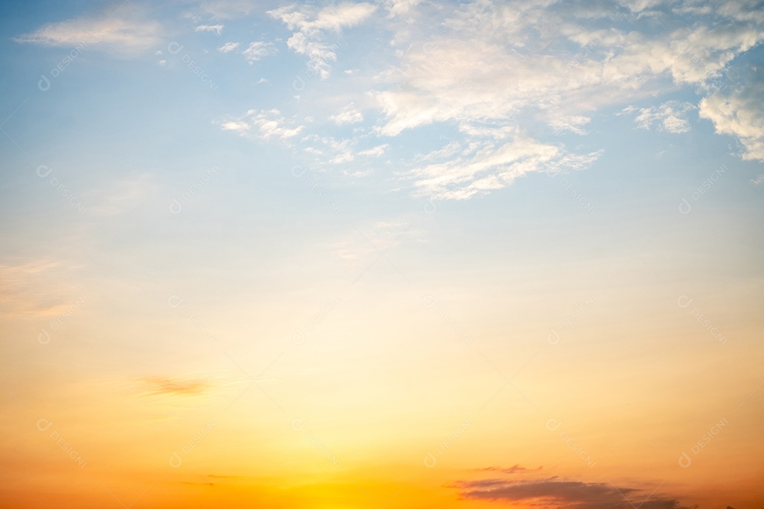 O nascer do sol é decorado com nuvens em vários formatos