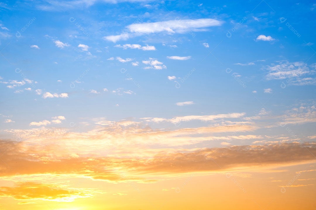 O nascer do sol é decorado com nuvens em vários formatos