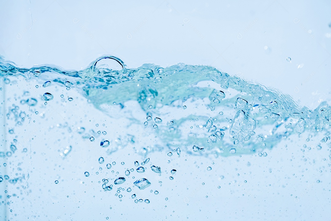 Respingos de água isolados no fundo branco