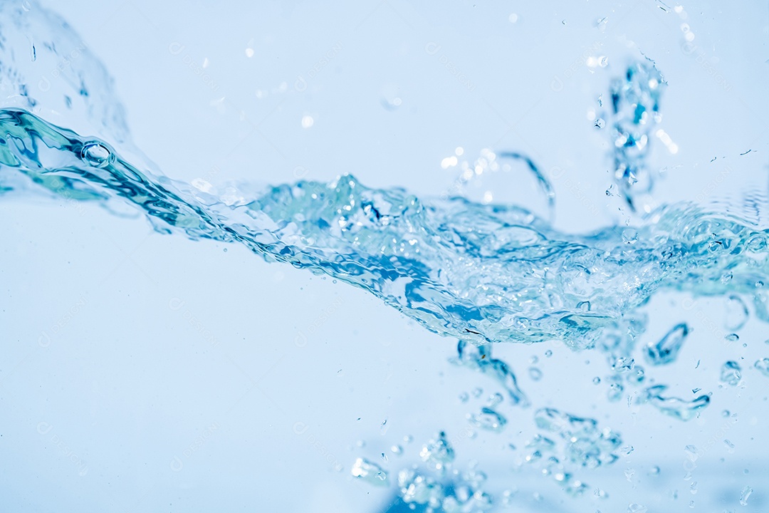 Respingos de água isolados no fundo branco