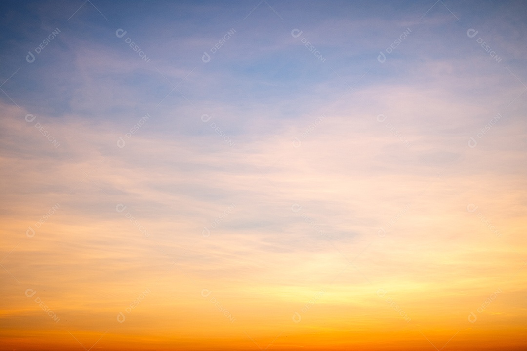 O nascer do sol é decorado com nuvens em vários formatos