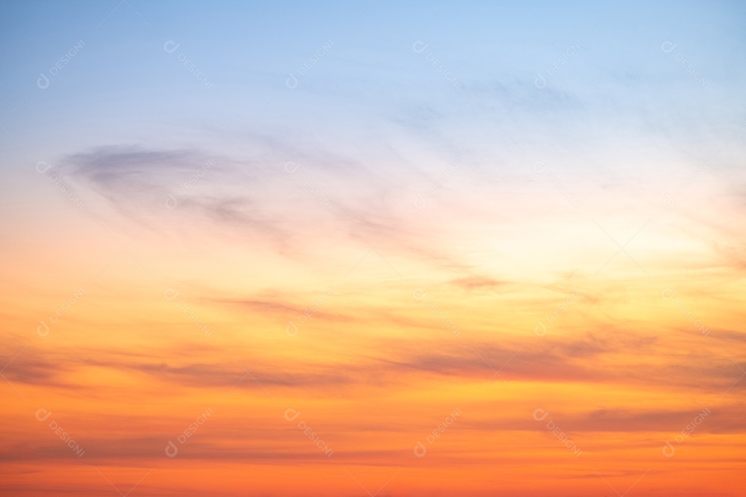 O nascer do sol é decorado com nuvens em vários formatos