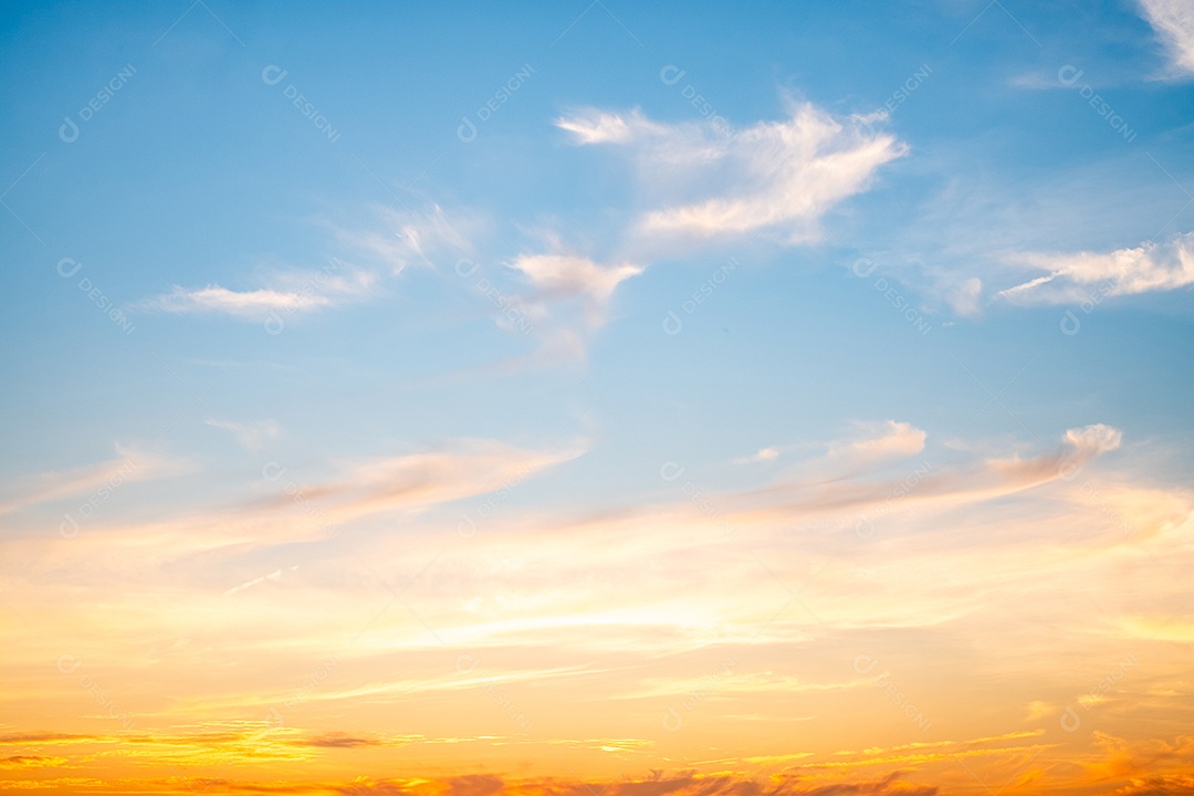 O nascer do sol é decorado com nuvens em vários formatos