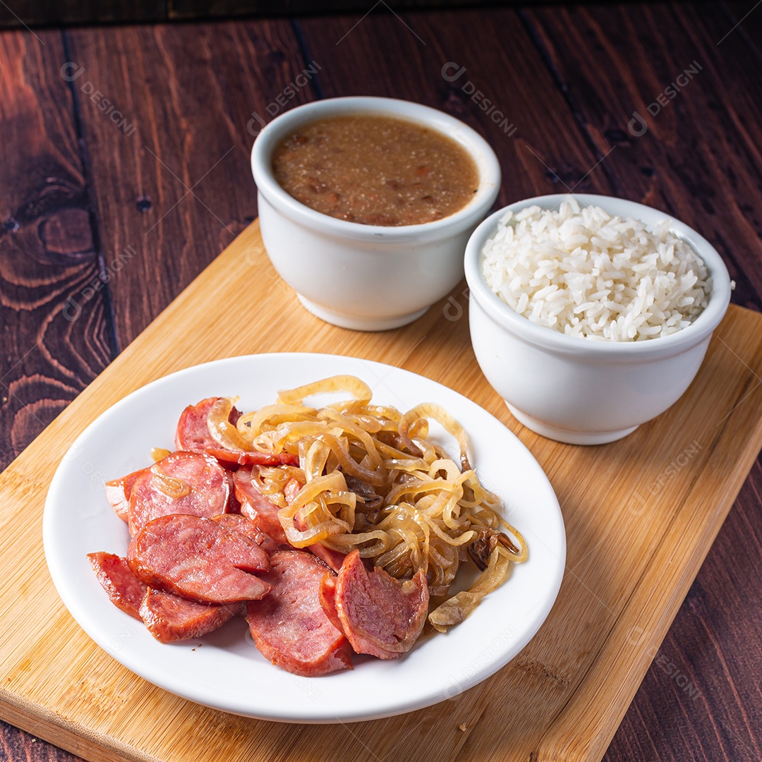 Calabresa com cebola arroz e feijão