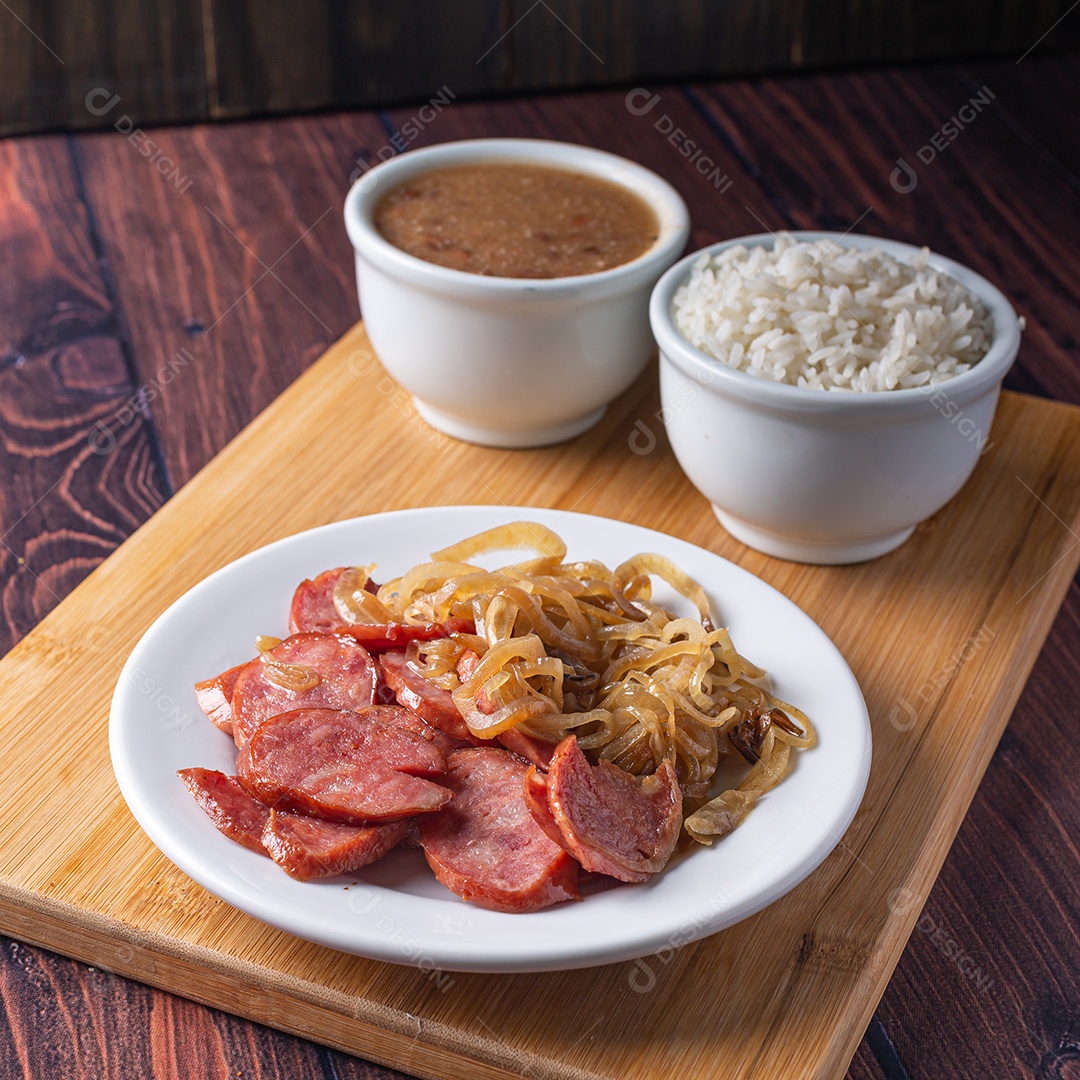 Calabresa com cebola arroz e feijão