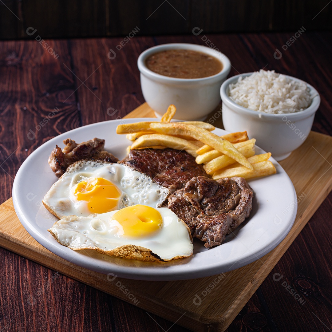 Contra filé a cavalo com guarnições tradicional