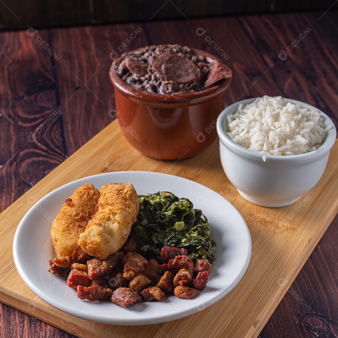 Feijoada com arroz torresmo e frango milanesa