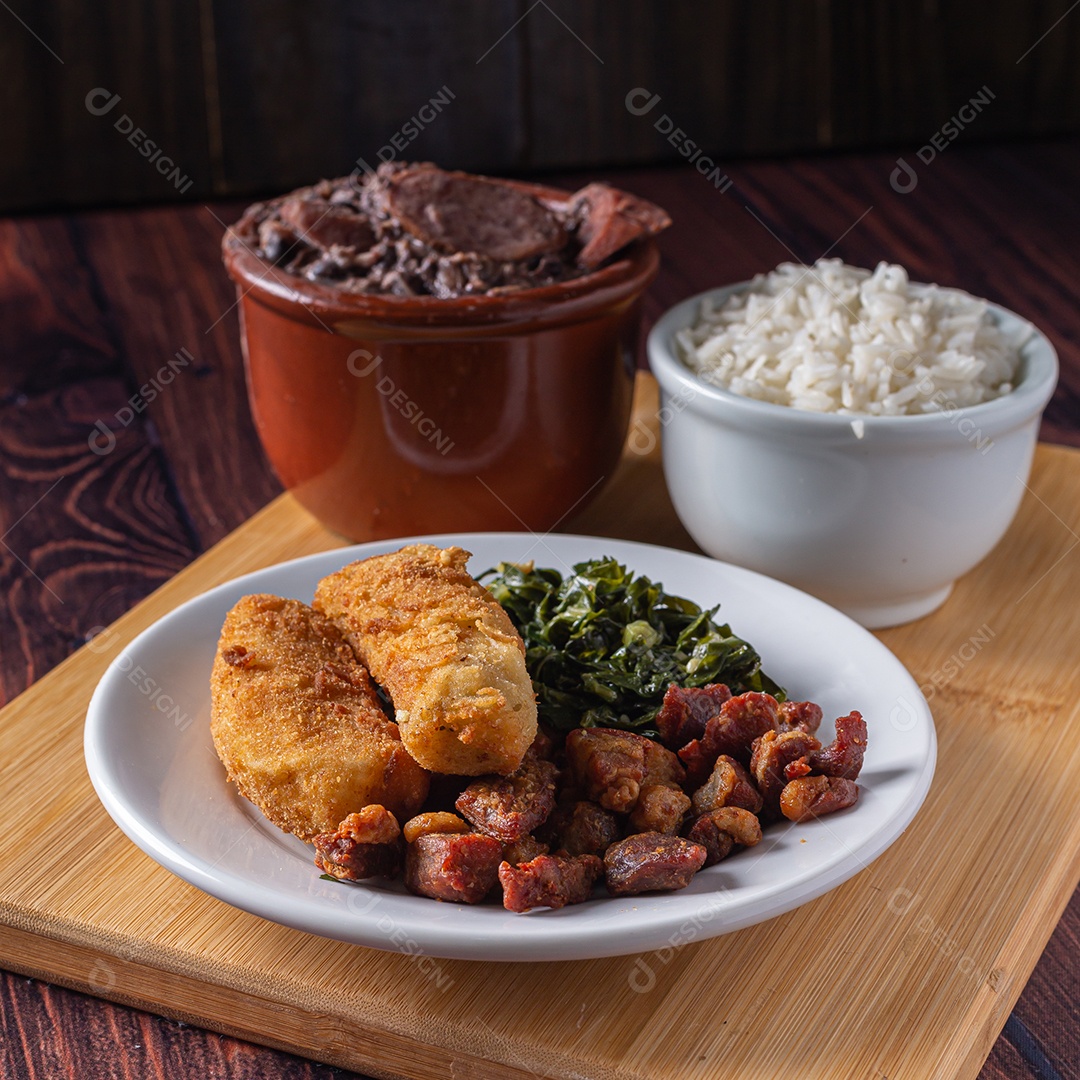Feijoada com arroz e prato com frango empanado