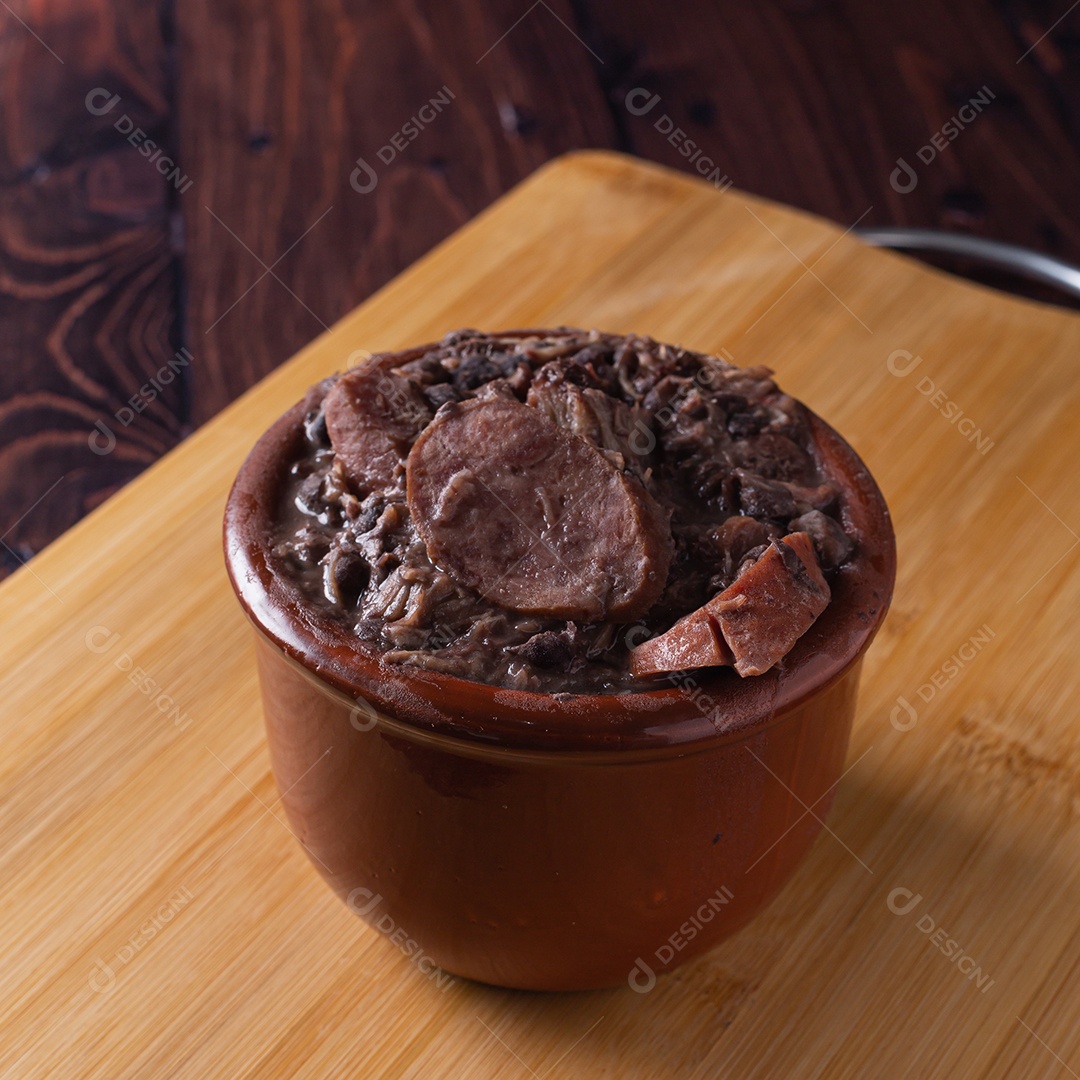Feijoada tradicional em uma tigela sobre a mesa