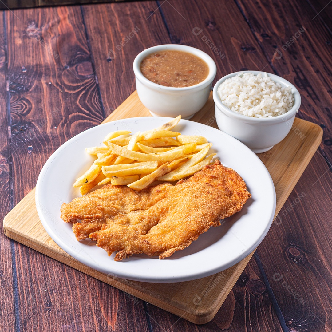 Filé de frango a milanesa com arroz feijão e batatas fritas