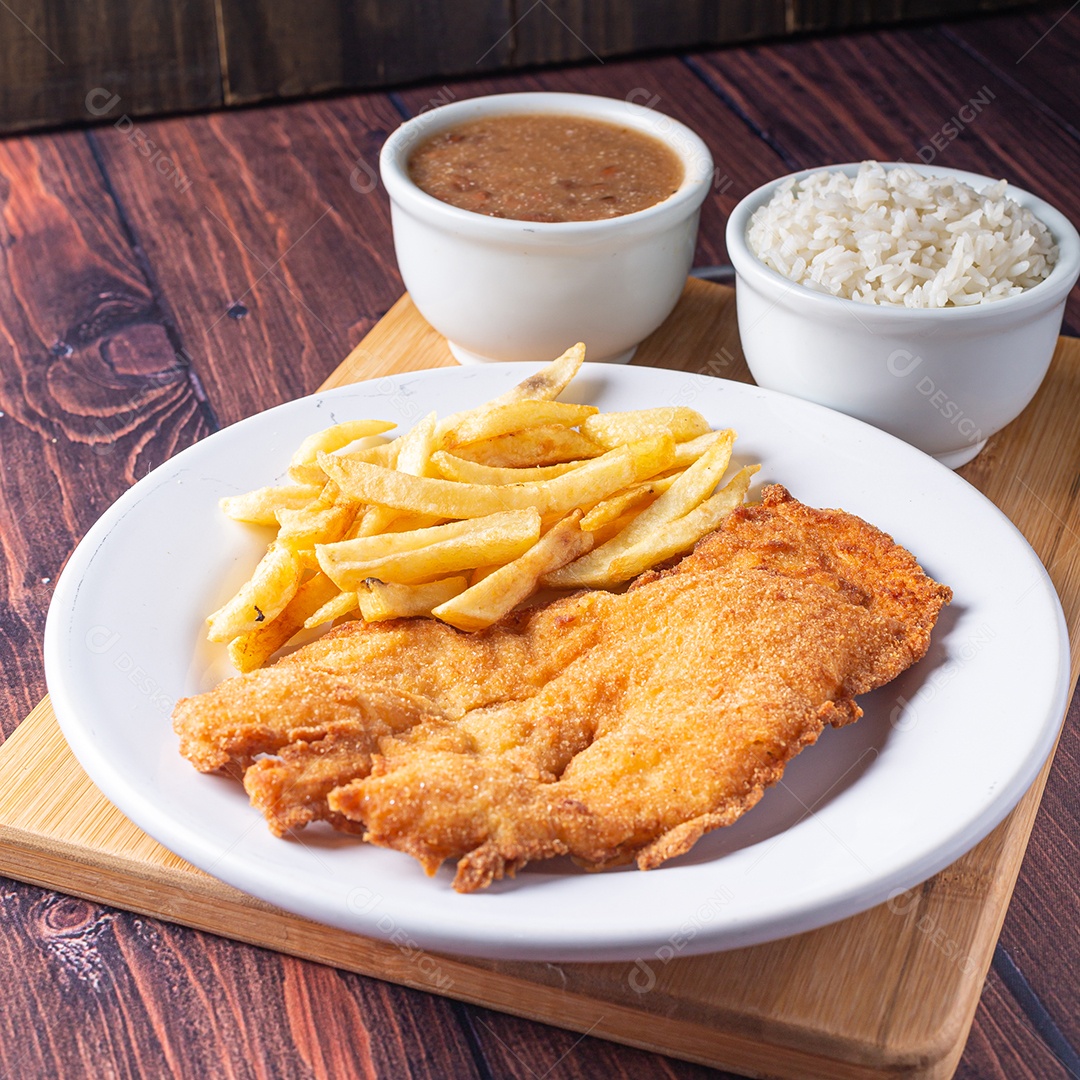 Filé de frango a milanesa com arroz feijão e batatas fritas