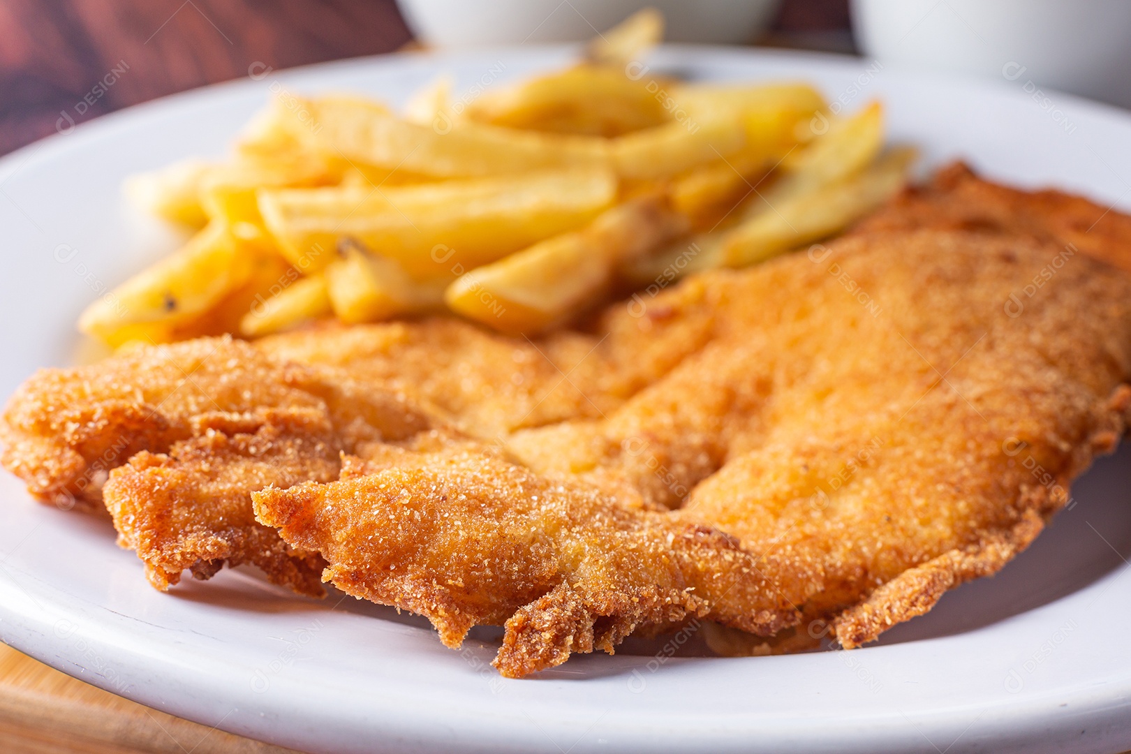 Filé de frango a milanesa com batatas fritas