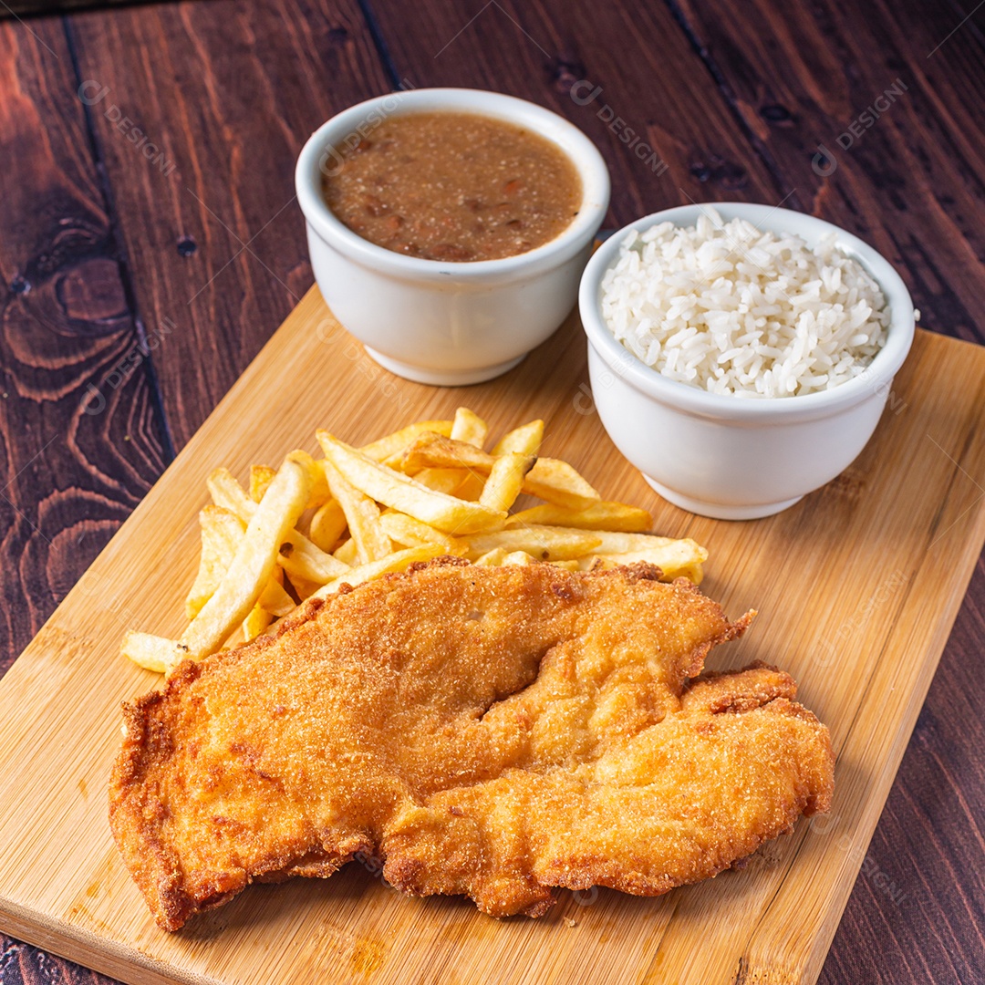 Filé de frango a milanesa com arroz feijão e batatas fritas