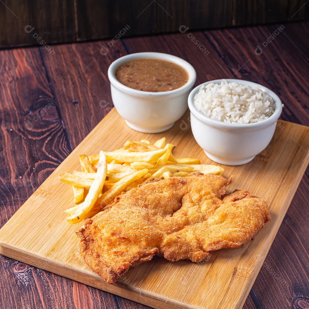 Filé de frango a milanesa com arroz feijão e batatas fritas