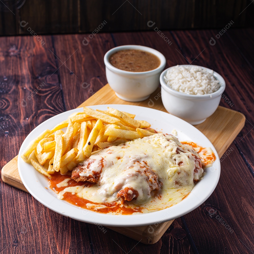 Filé de frango a parmegiana completa com batatas fritas