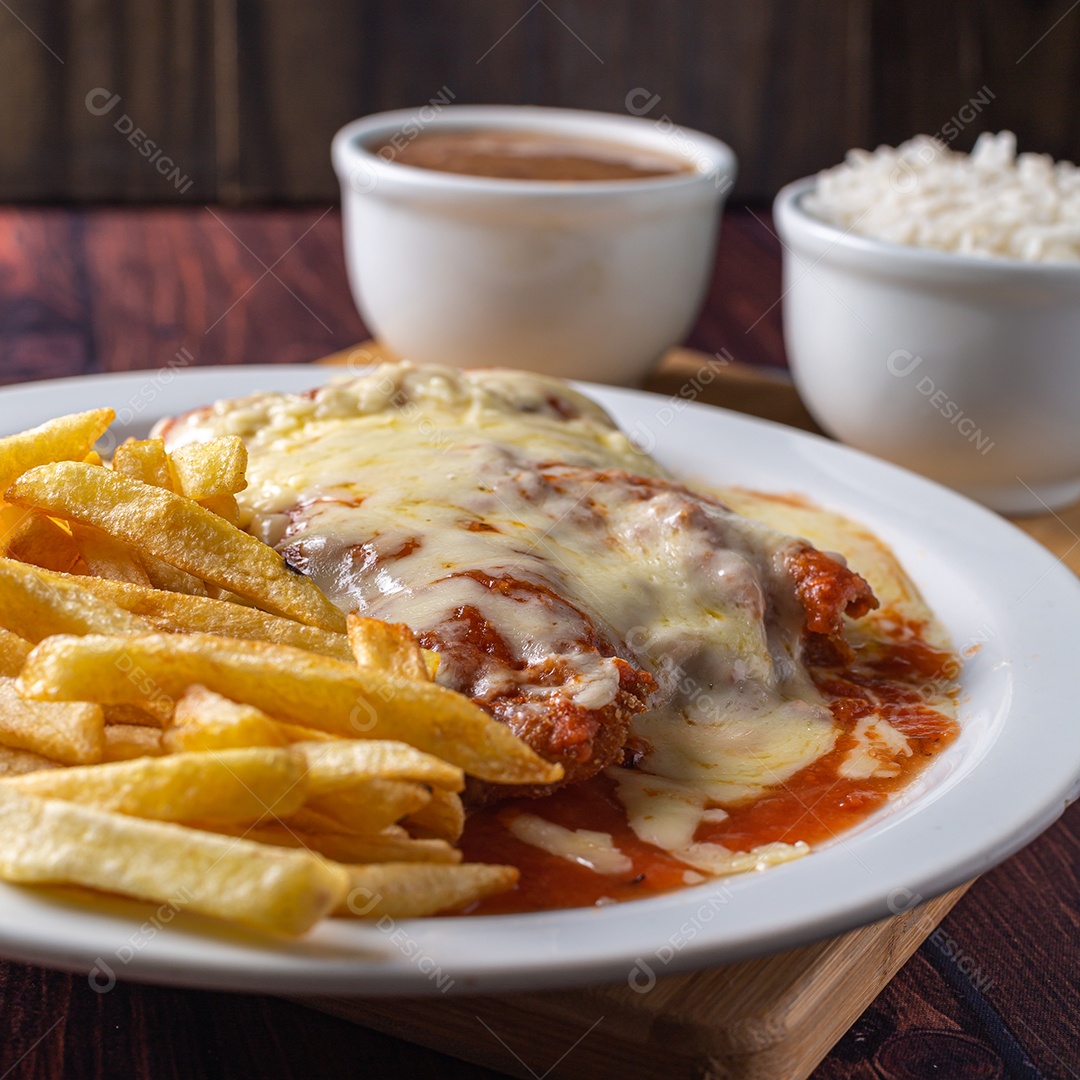Filé de frango a parmegiana com batatas fritas