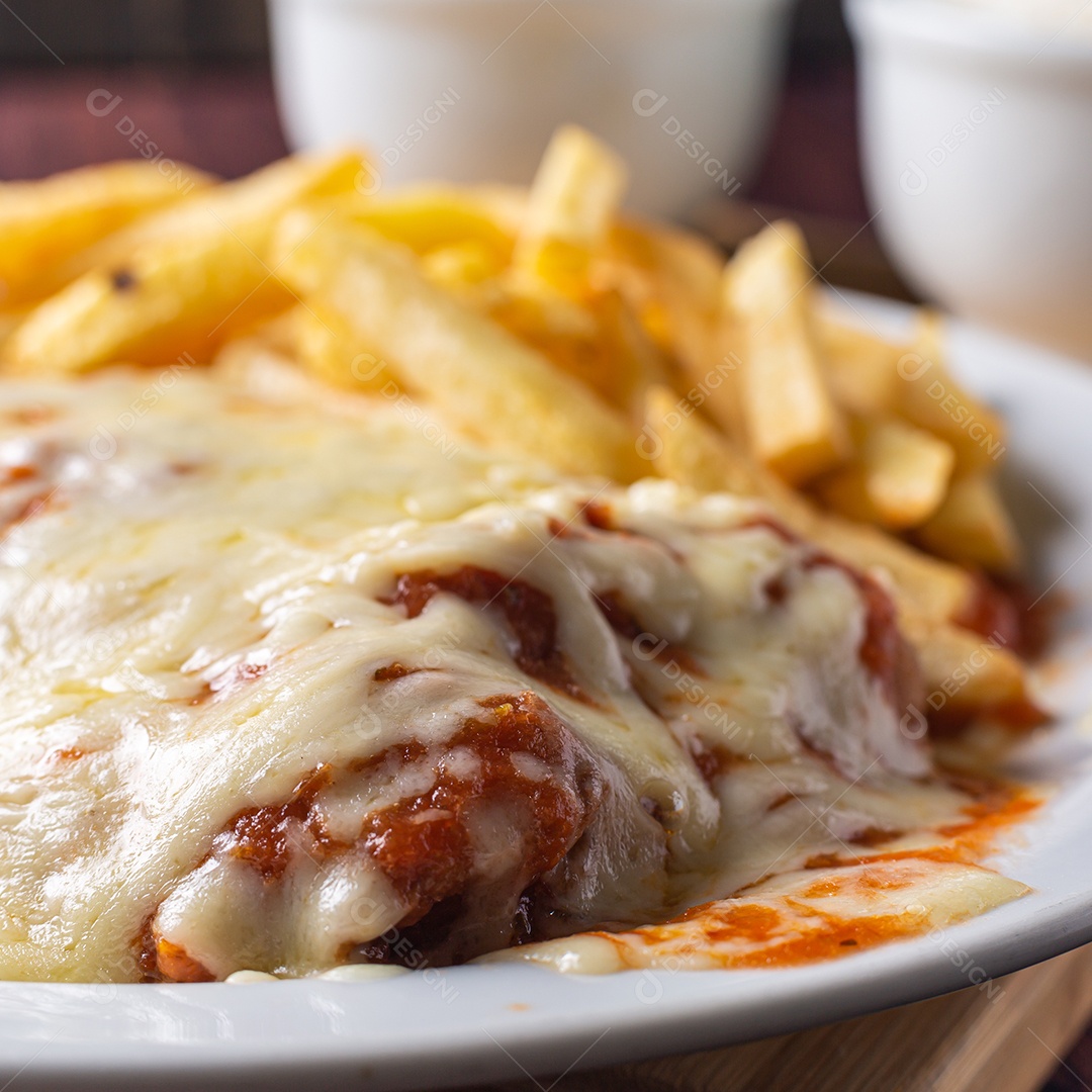 Filé de frango a parmegiana com batatas