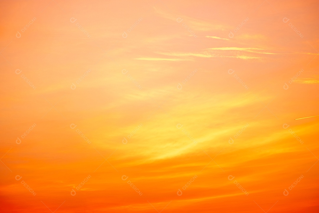 O nascer do sol é decorado com nuvens em vários formatos