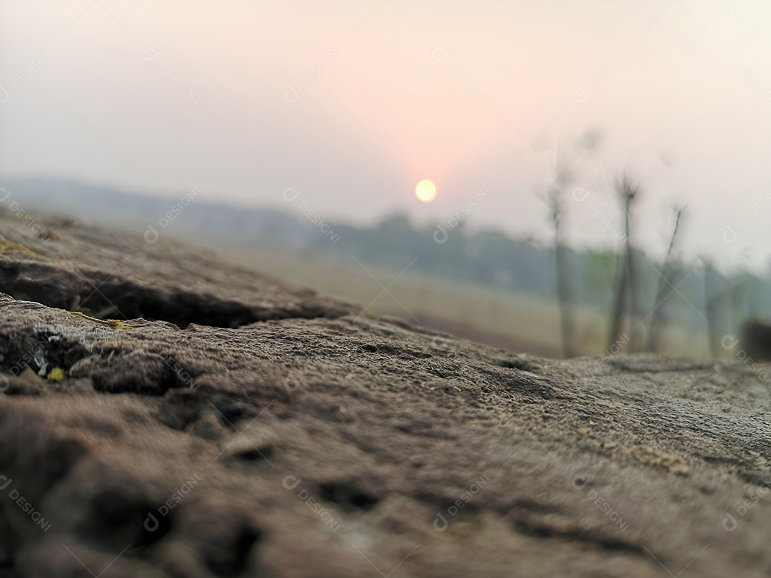 Um nascer do sol de tirar o fôlego sobre as planícies enevoadas