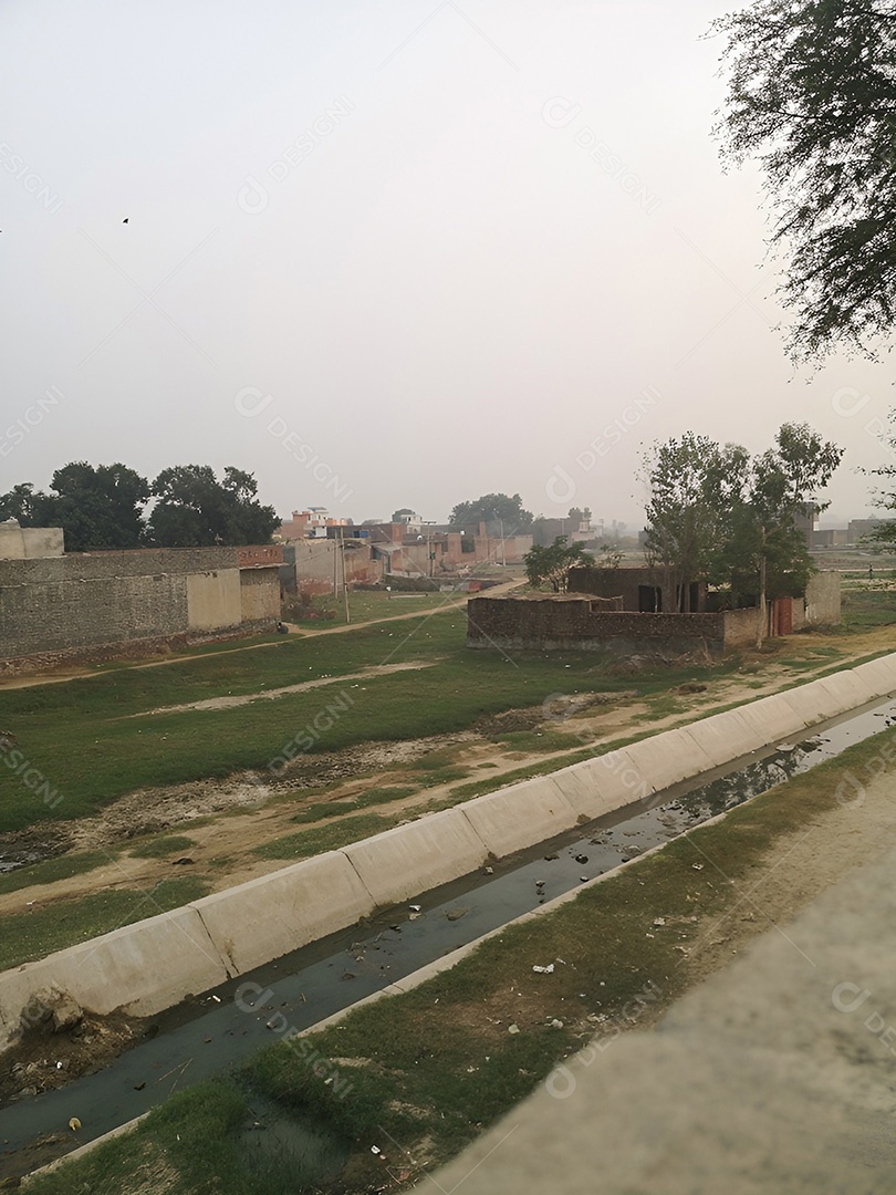 Zona rural tranquila uma estrada com paisagens de aldeia pacífica