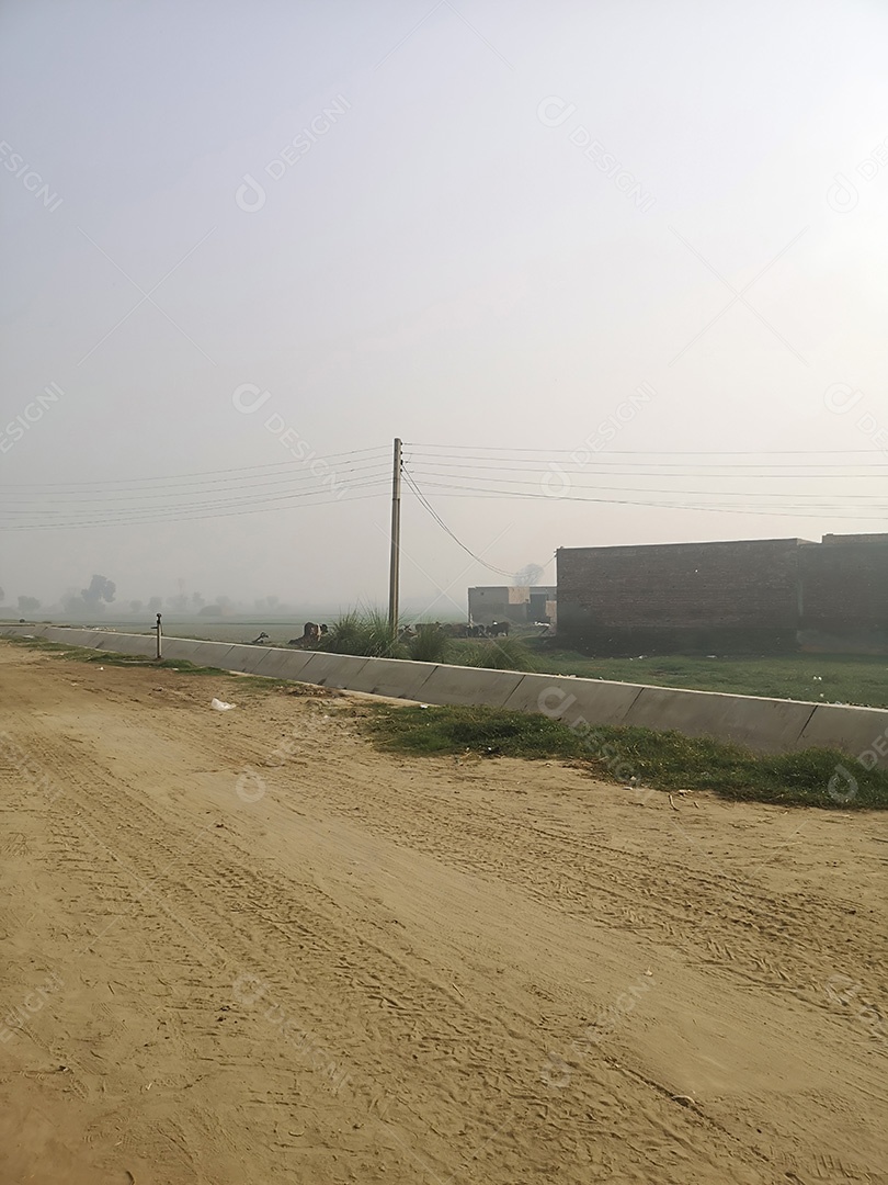 Uma estrada rural empoeirada um vislumbre da vida rural