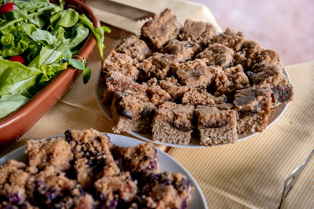 Mesa com tradicional cuca gaúcha e salada