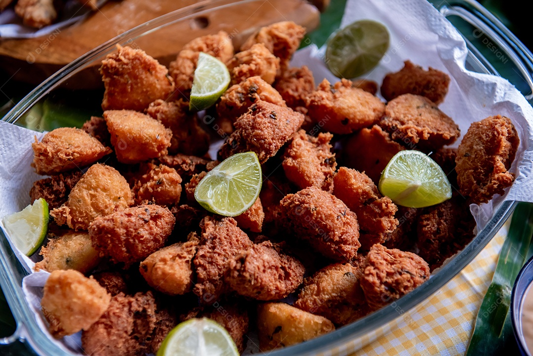 Filé de peixe frito e rodelas de limão