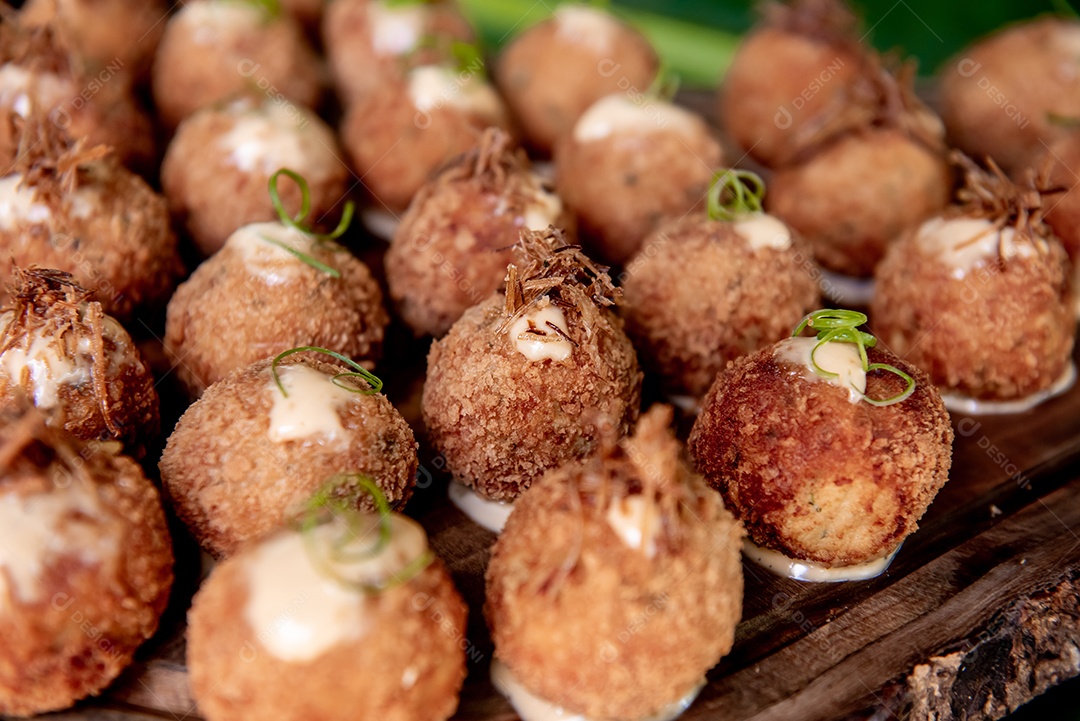Cozinha rústica bolinhos de peixe em uma tábua de madeira