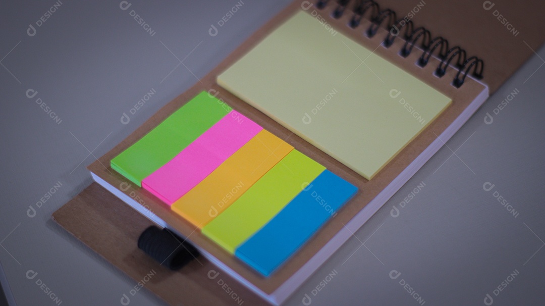 Bloco de anotações sobre uma mesa de escritório